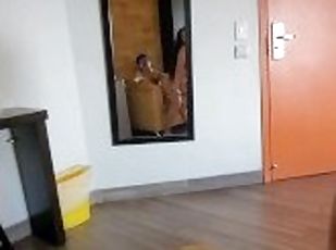 Pareja real teniendo sexo en un hotel