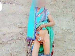 Desi bhabhi ne saree show karke dikhaya palambar valo ko aur unse chudai bhi karaya ghar me jake