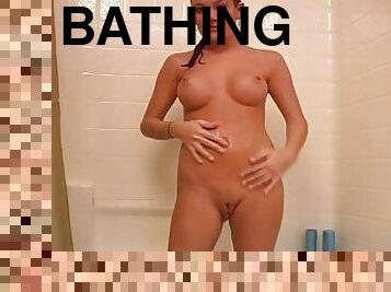 Katty Thurman gets herself off while playing the shower