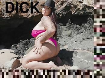 Jadynn Stone with big ass enjoys while sucking a dick on the beach