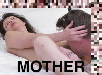 Mother with hairy cunt suck lucky guy