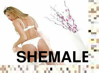 Solo clip with blond shemale Fernanda Zocal jerking her wang off