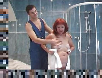 Hunky plumber makes sure the mature housewife is sexually satisfied