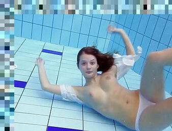 Gorgeous lassie unveils her steaming hot body underwater