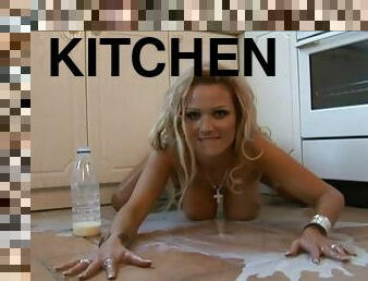Her pussy tastes a vagitable in the kitchen