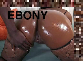 Perfectly thick Samone Taylor gets her ebony pussy slammed