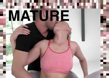 Super fit mature lady tasting personal trainers hard cock