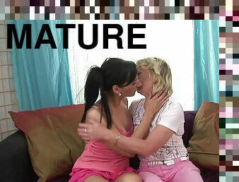 Mature woman has lesbian sex with younger babe