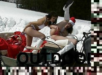Hot girls toy their asses outdoors in winter time