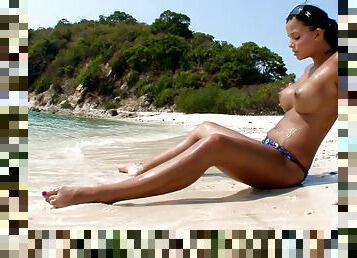 Smoking hot Latina beauty Sascha rubs herself by the beach