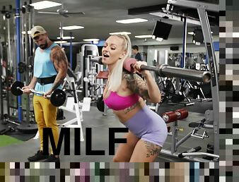 Sporty blonde MILF Elana Bunnz wants to be fucked after working out