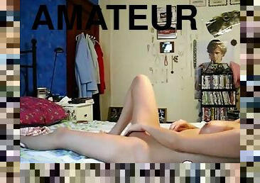 Girl gets horny on webcam