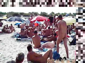 Voyeur cam catches a beautiful girl at a nude beach
