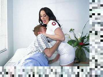 Nurse with nice ass yelling while gigantic python throbbes her pussy