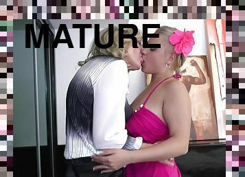 Mature blonde lesbian juicy pussy refined with pussy licking