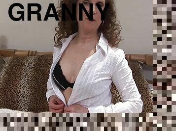 Curly-haired granny with a dirty mind using the realistic dildo