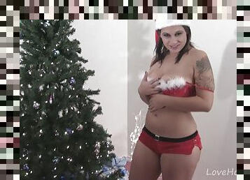 Hypnotic babe celebrates the Christmas with a masturbation