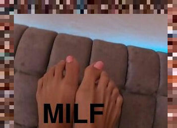 gros-nichons, milf, pieds, point-de-vue, ejaculation, blonde, belle, sperme, fétiche, branlette-avec-les-pieds