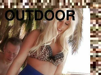 Sexy blonde enjoys getting her ass drilled hardcore outdoors