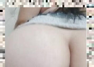 Bailo sexy mientras me chupo las tetas y escupo leche en mis tetas luego cabalgó mi dildo para ti