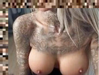 gros-nichons, amateur, babes, ejaculation-sur-le-corps, allemand, branlette, sale, blonde, tatouage