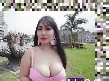 Modelo colombiana de grandes tetas y culo es pillada por enfermo sexual