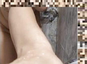 Milf tetona tomando una ducha y afeitandose las piernas y el coo