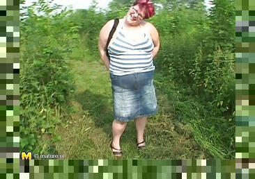 Mature short-haired amateur Lucky pleasing herself on the grass
