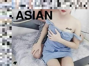 I had passionate sex with my little brother and showed my wolf friends a live broadcast in China. I let my little brother suck my breasts and play ...