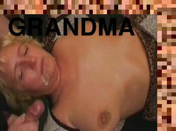 Grandma and this teen are sucking one cock