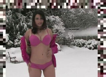 Arizona screwing her pussy using toy in snow outdoor