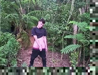 Masturbacin amateur en el bosque disfrutando mucho