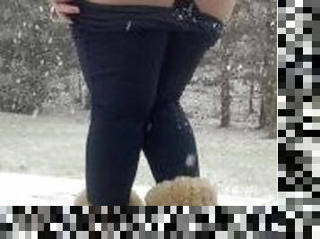 take my leggings off in the snow