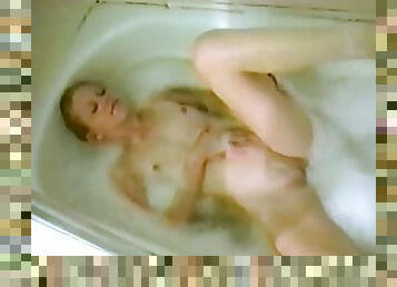 Amateur chick takes a bath and gets fingered in retro video