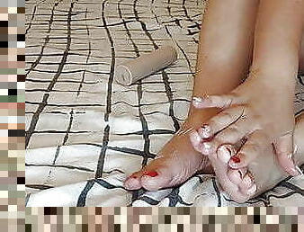 Hot Amateur Girl Massages Her Feet &ndash; onlyfans