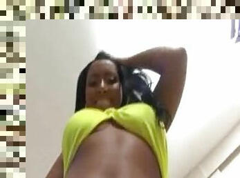 Joyce Oliveira shakes her booty