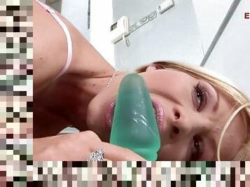 Blondine kriegt einen cumshot in den Mund nachdem sie in den Arsch und die Muschi gefickt wurde