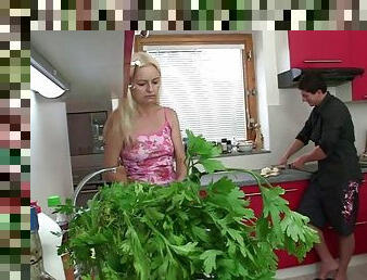 Guy pounds blonde mom at the kitchen