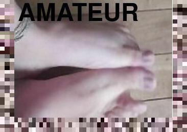 Feet vid with toe poping