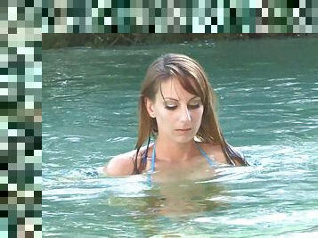 Imposing girl exposes her magnificent body in the blue pool