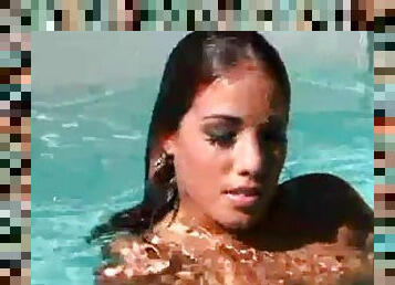 Booty honey Tonya Berrios swims naked and she loves it