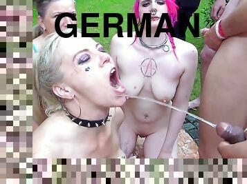 urina, magre, tedesche, gangbang, spruzzi-di-sperma, sesso-di-gruppo, sperma-sulla-faccia, feticci, tatuaggi