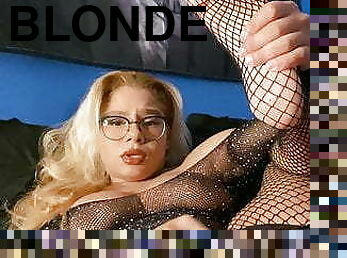 Blondie cumming all over her dildo 