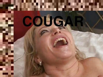 Appreciative blonde cougar in stocking yelling while being smashed hardcore on bed