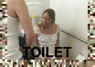 Lustful Julie Knight sits on a toilet bowl and sucks big dick