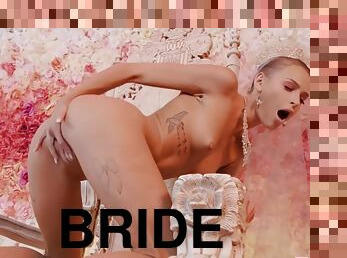 Emma Hix In Graceful Bride Masturbates In Hot Solo Clip