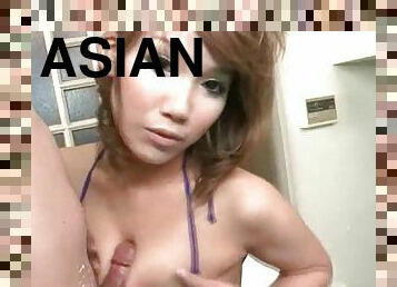 Lascive asian gives blowjob