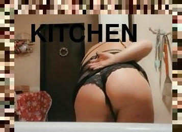 Thick ass jiggling in the kitchen