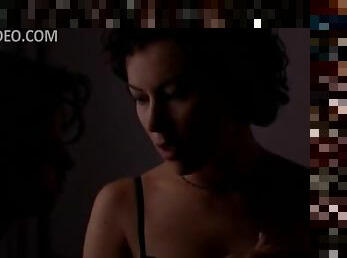 Stunning Babes Gina Gershon and Jennifer Tilly's Hot Lesbian Sex Scene