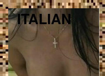 Moglie italiana molto sexy con belle tette e cullo grande si masturba